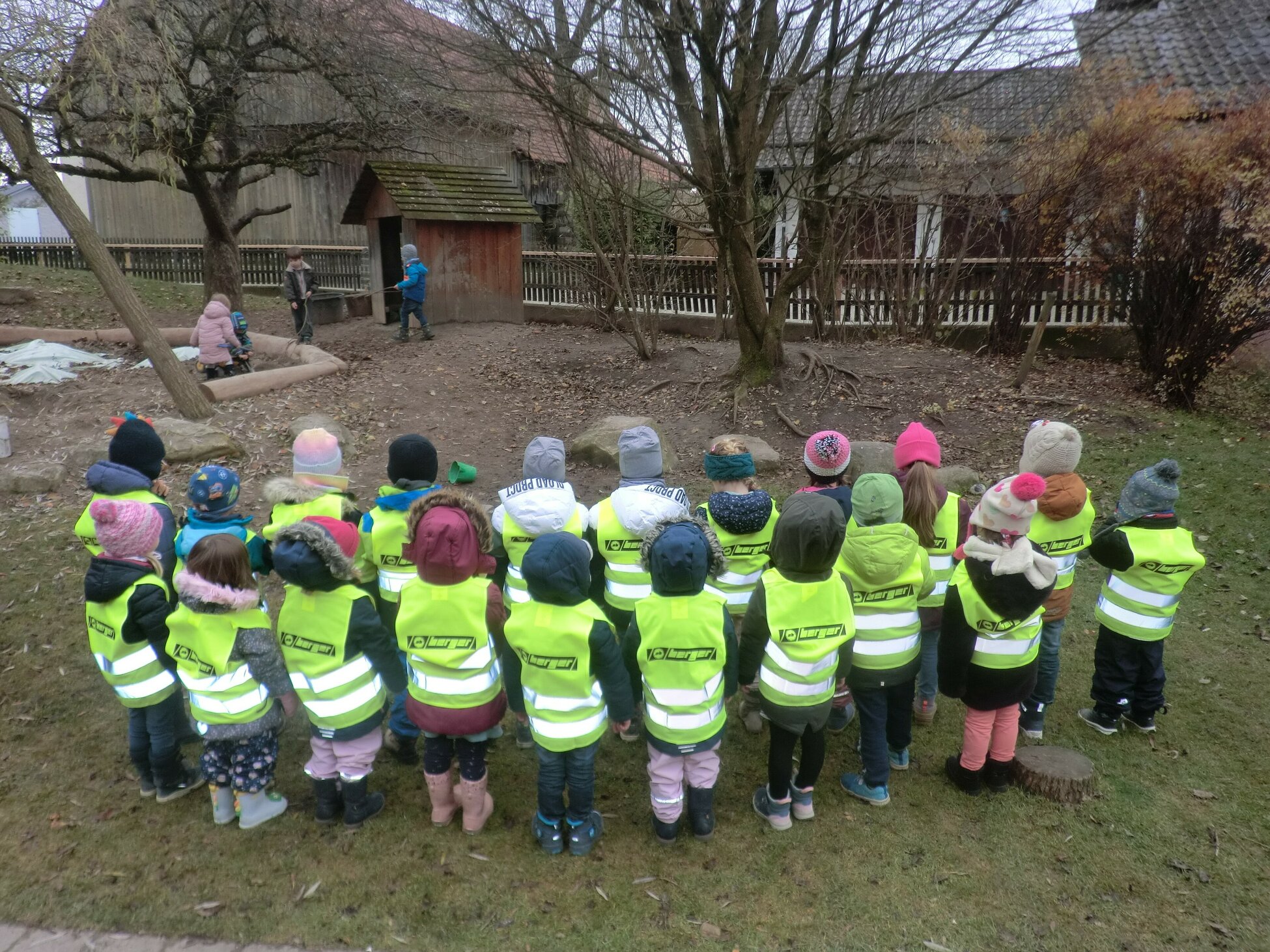 Kinder freuen sich über Warnwesten